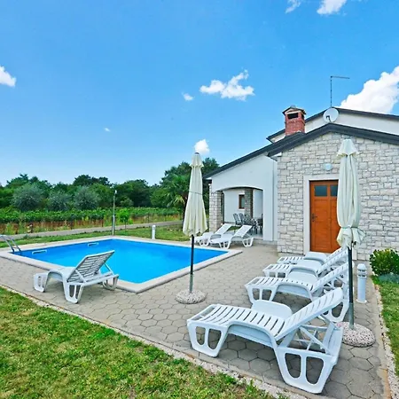 Mit Privatpool Fuer 6 Personen Ca 115 Qm In Radetici, Istrien Binnenland Von Istrien Mofardini
